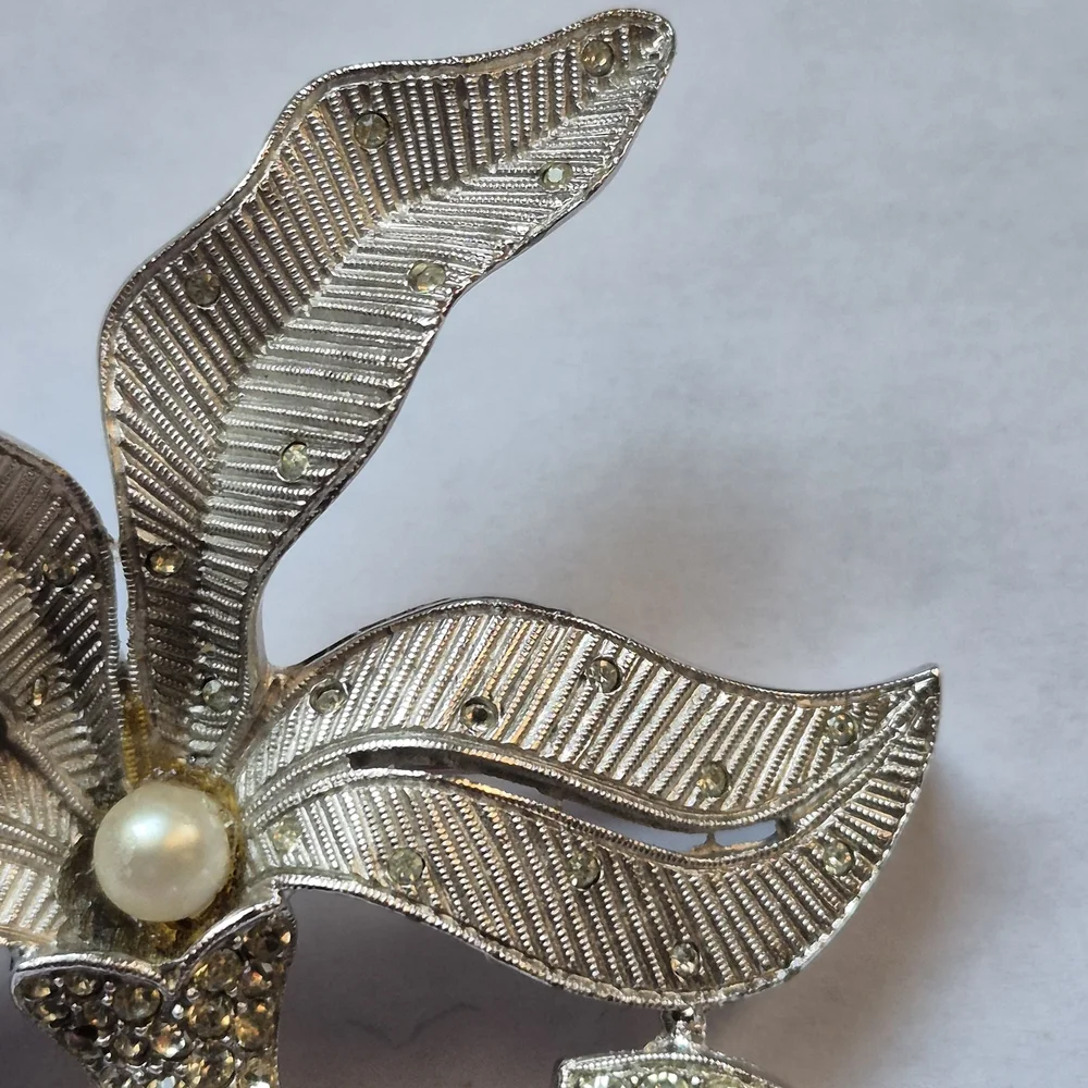 Vintage Les Bernard silver tone flower brooch